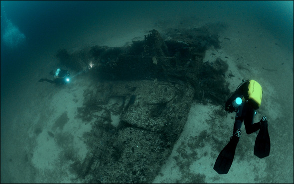 scuba divers exploring the tbn/tbf avenger